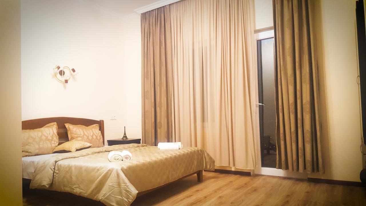 Upstairs Hotel 第比利斯 外观 照片