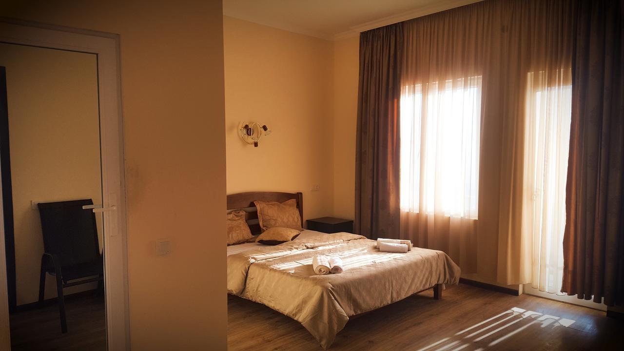Upstairs Hotel 第比利斯 外观 照片