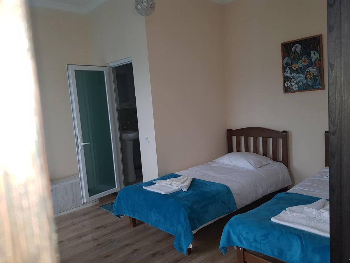 Upstairs Hotel 第比利斯 外观 照片