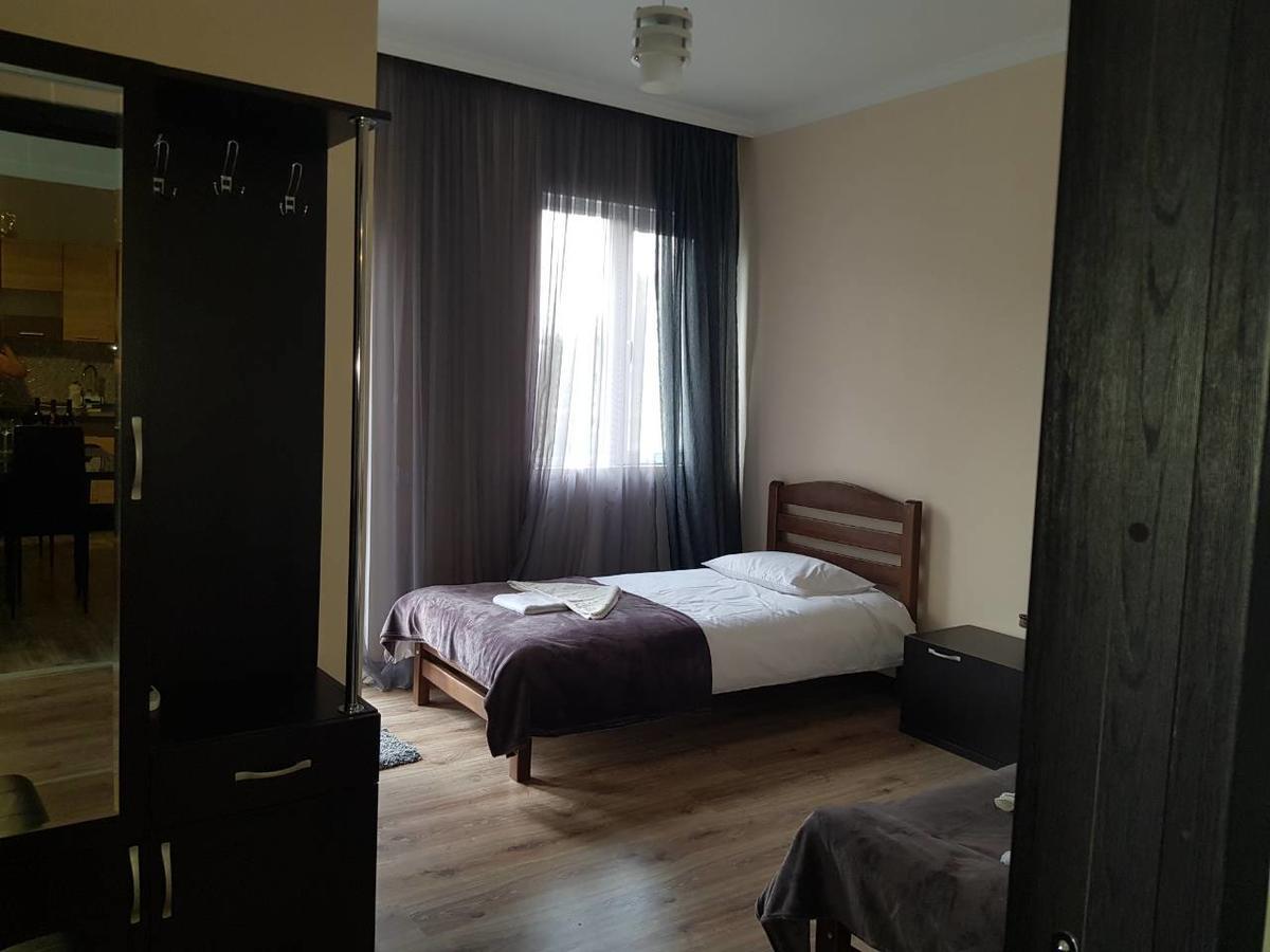 Upstairs Hotel 第比利斯 外观 照片