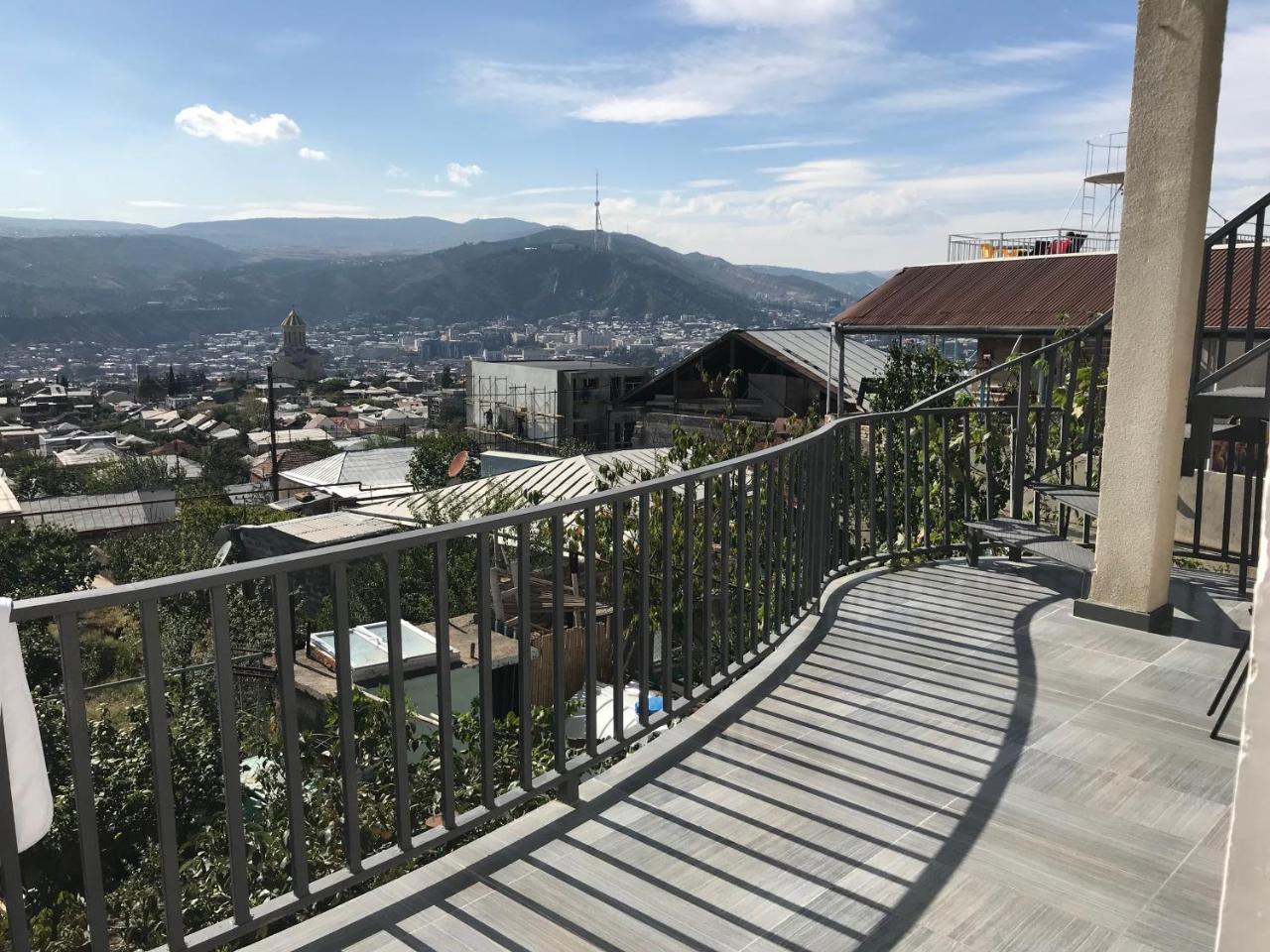 Upstairs Hotel 第比利斯 外观 照片