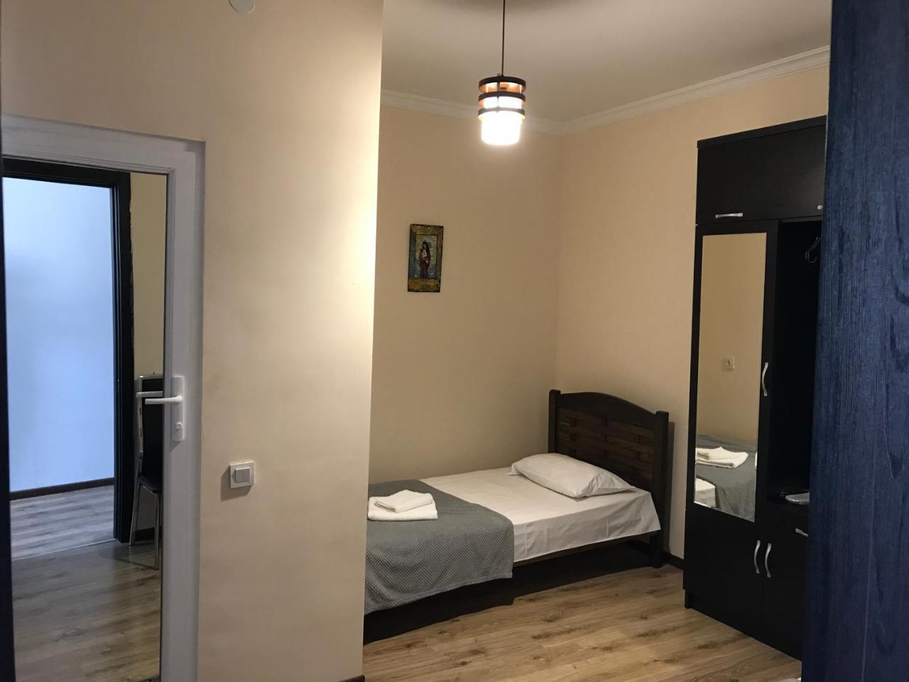 Upstairs Hotel 第比利斯 外观 照片