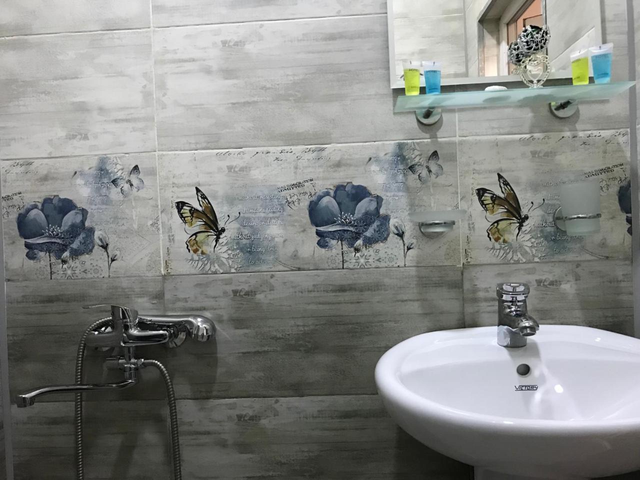 Upstairs Hotel 第比利斯 外观 照片
