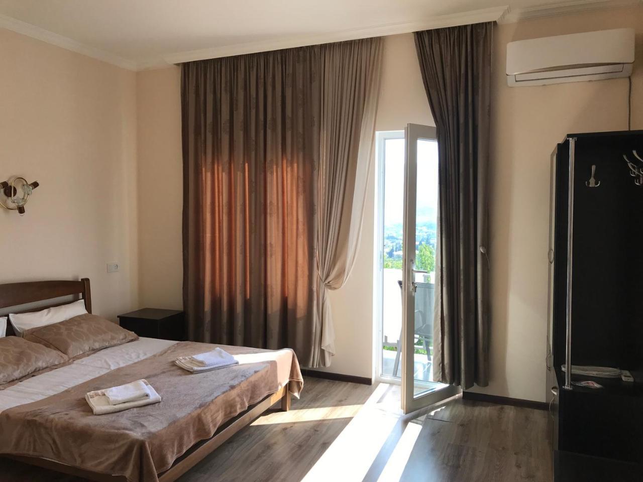 Upstairs Hotel 第比利斯 外观 照片